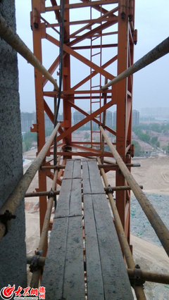 記者體驗|塔吊司機:&ldquo;云端&rdquo;上的生活充滿挑戰與未知