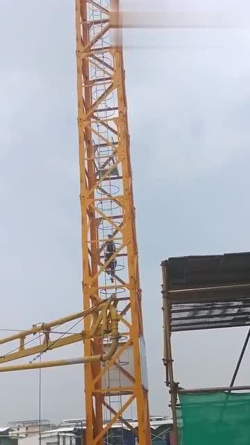 塔吊美女下來速度賊快,這么著急,是憋不住了嗎